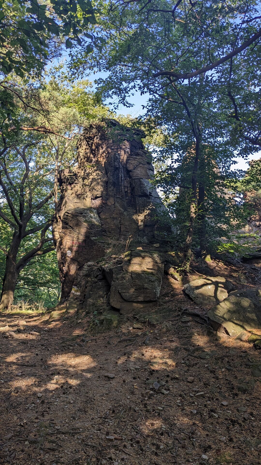 Fahnenwand.