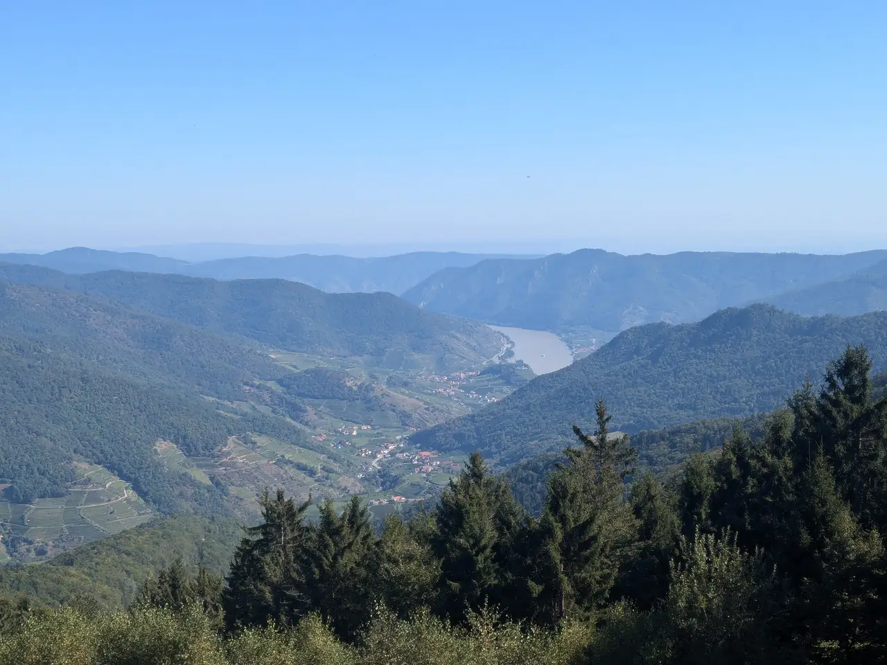 Aussicht von der Terrasse des Naturpark-Gasthauses auf den Spitzergraben.