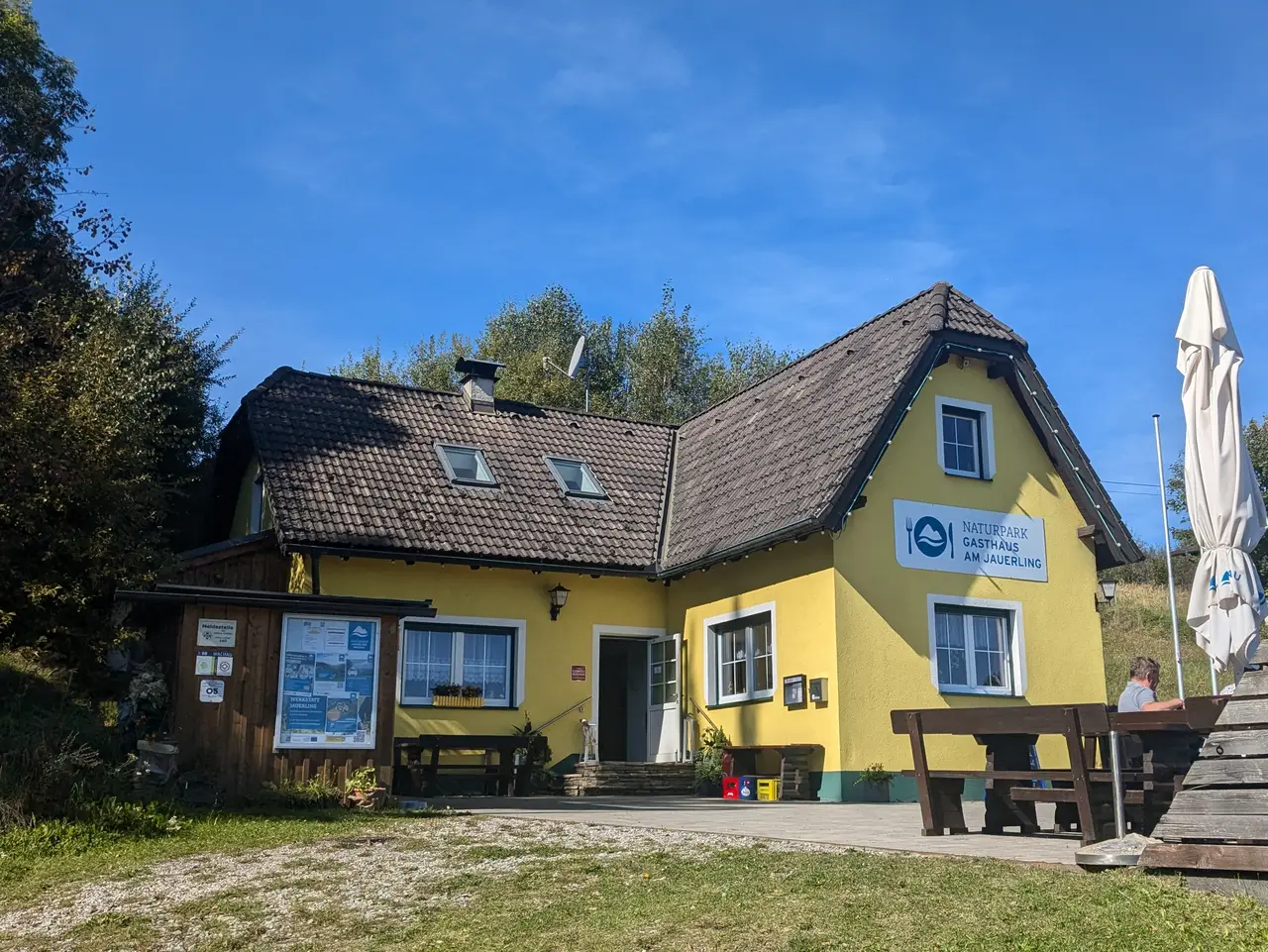 Naturpark-Gasthaus am Jauerling. Kleines gelbes Haus.